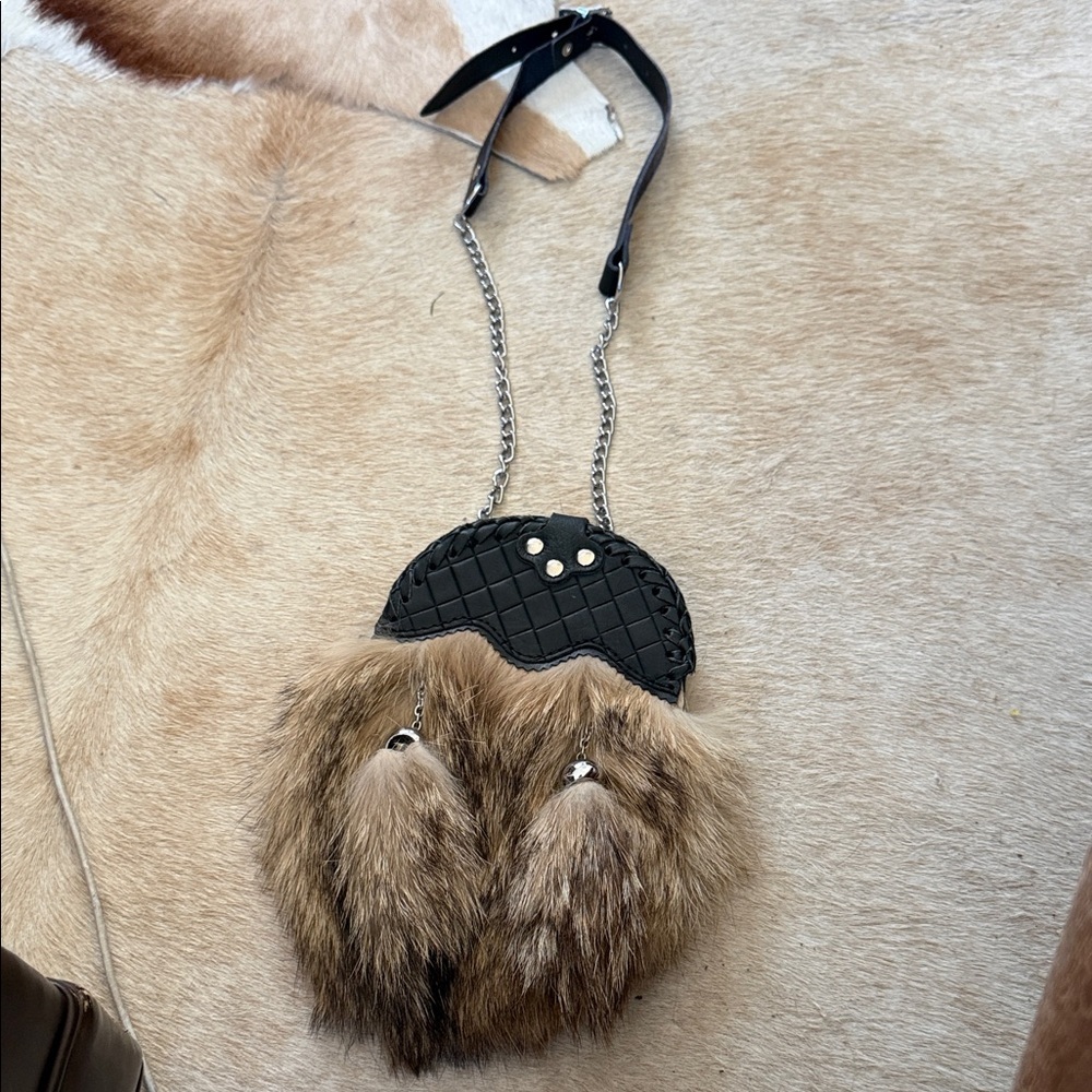 traditional Scottish sporran belt with genuine coyote  fur and a leather cantle